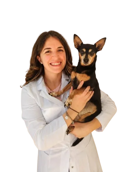 Dott.ssa Camilla Centonze, medico veterinario a domicilio a Lecce, con in braccio un cane